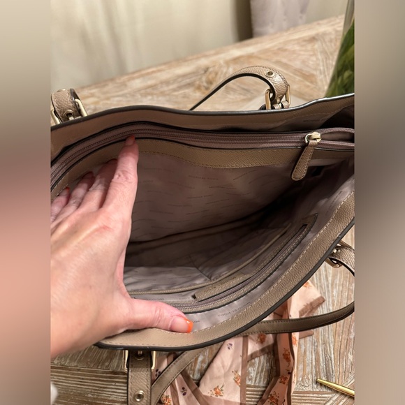 Michael Kors Voyager Tote Bag - Picture 11 of 16